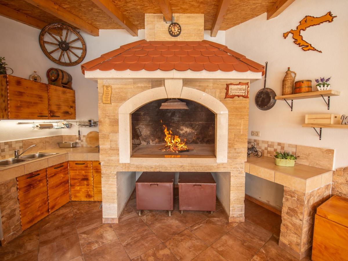 Holiday Home Near Trogir Kaštel Štafilić エクステリア 写真